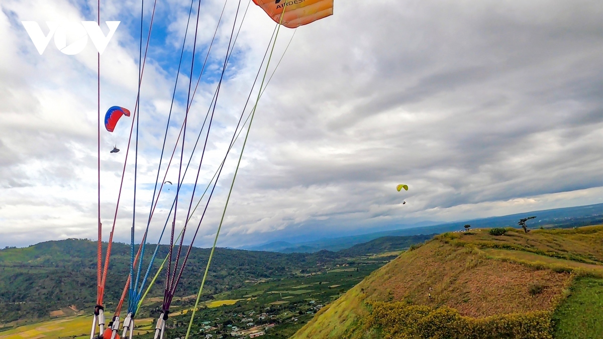 festival-goers experience paragliding over extinct volcano picture 8