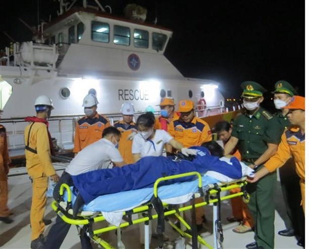 khanh hoa two injured filipino sailors brought ashore for treatment picture 1