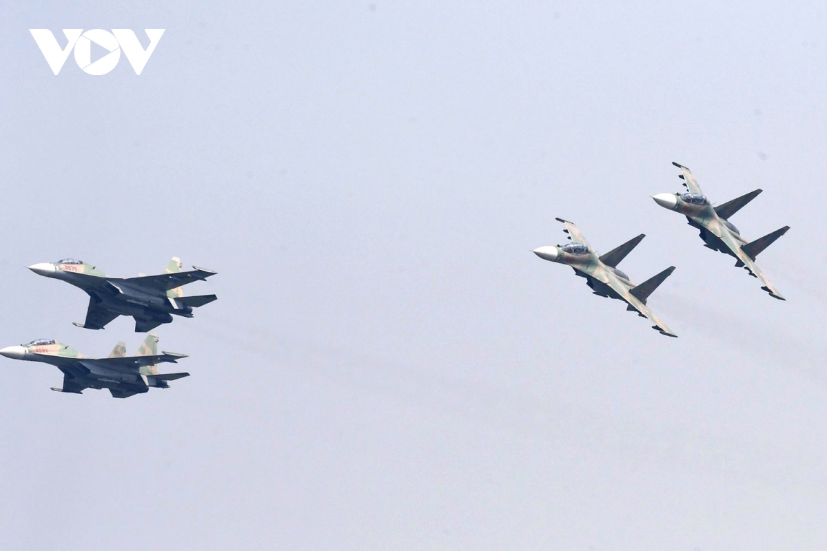 su-30mk2 fighters puts on impressive performance in skies of hanoi picture 10