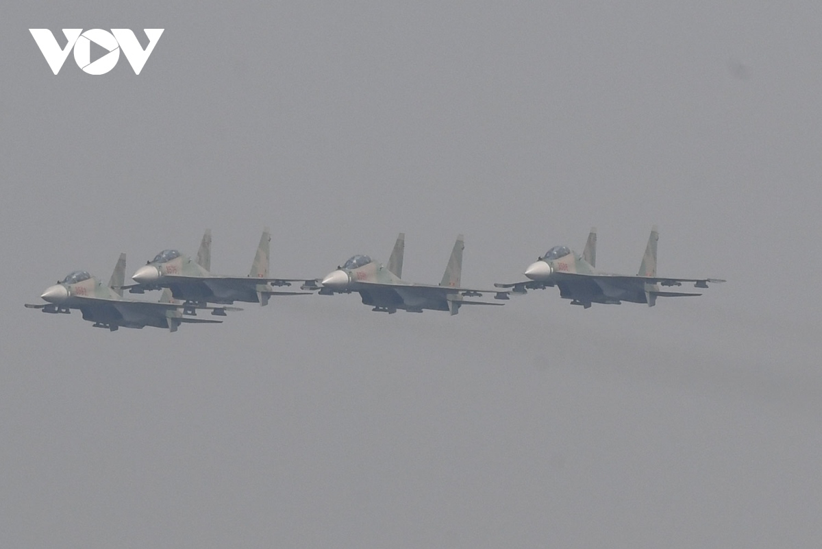su-30mk2 fighters puts on impressive performance in skies of hanoi picture 2