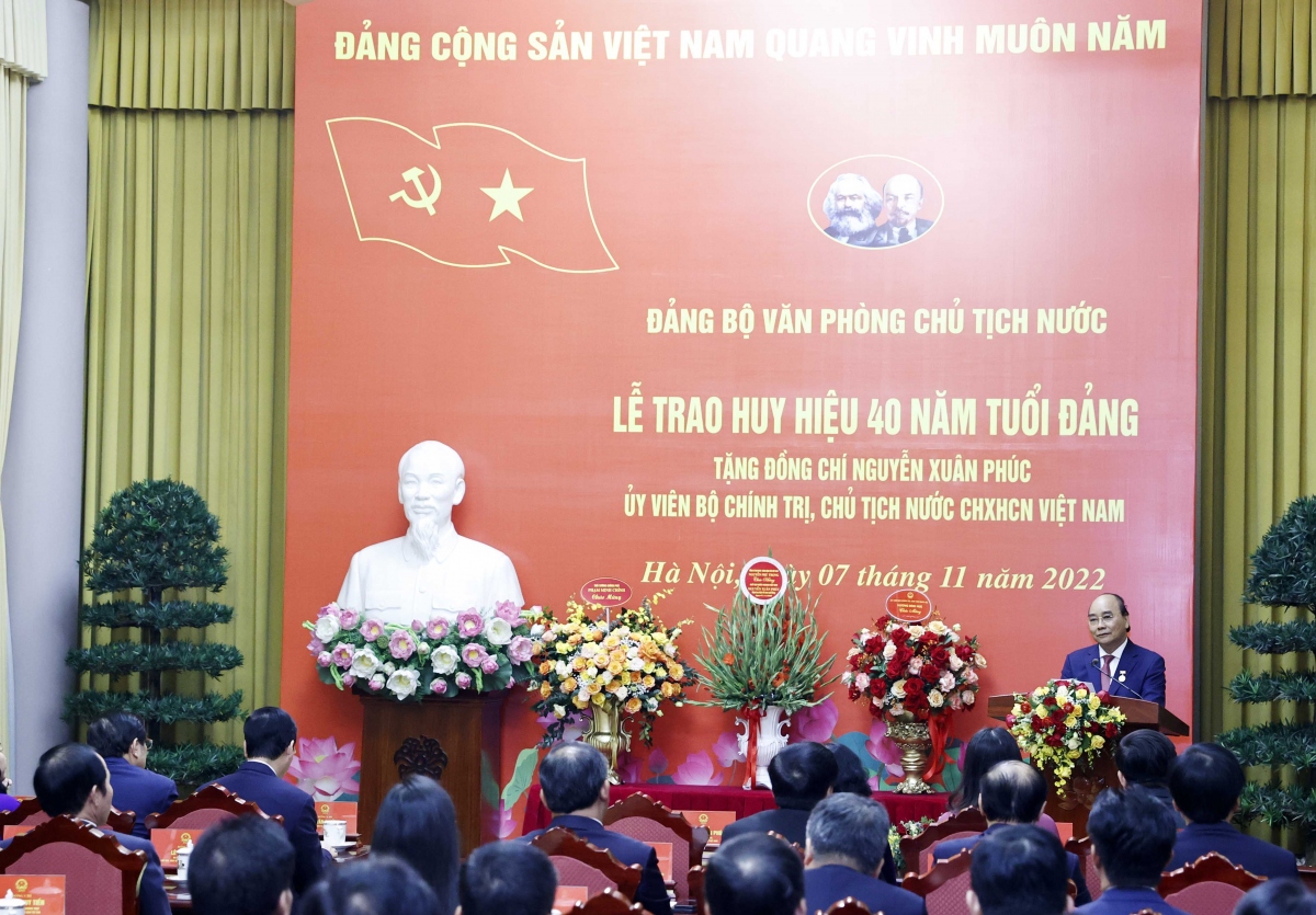 Trao Huy hiệu 40 năm tuổi Đảng tặng Chủ tịch nước Nguyễn Xuân Phúc - Ảnh 3.