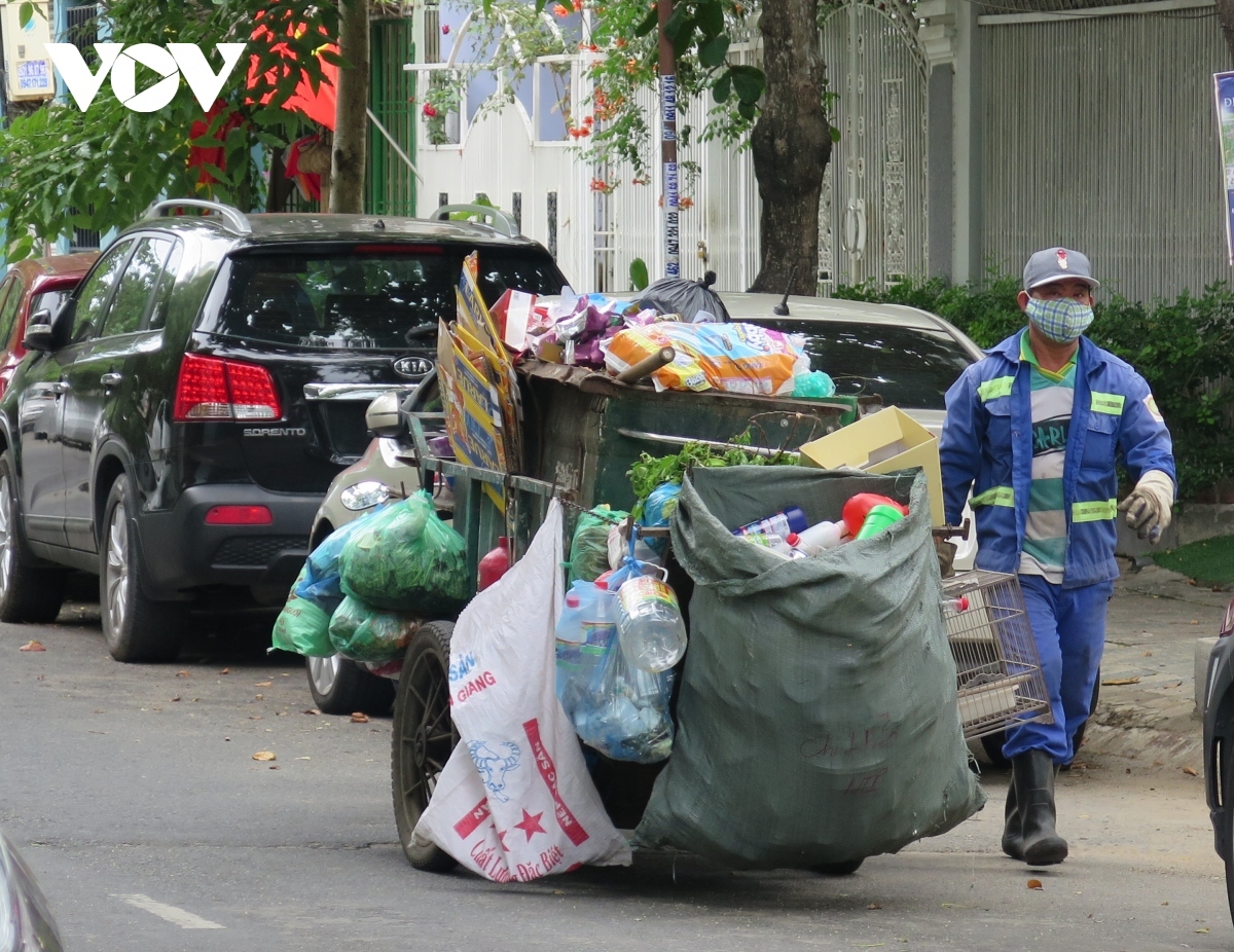 Đề xuất chính sách hỗ trợ cho lực lượng thu gom rác