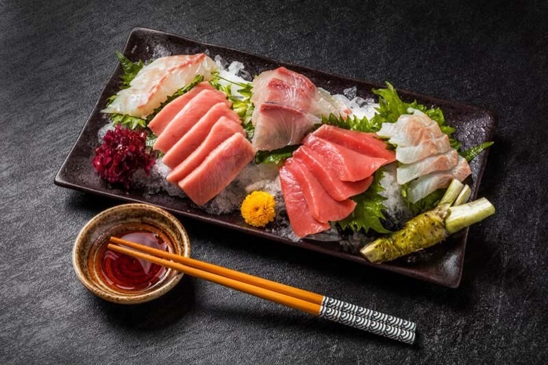 chuyen gia dinh duong chi nguy co tiem an trong dia sashimi hap dan hinh anh 1