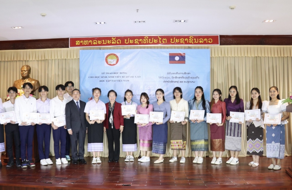 200 scholarships presented to lao students in vietnam picture 1