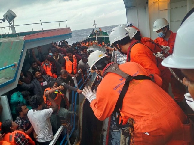 vietnam rescues 303 sri lankan people in distress at sea picture 1