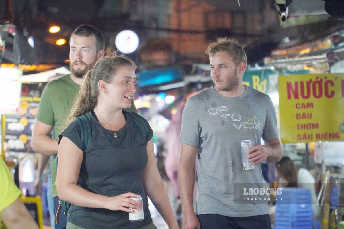 bustling food street in ho chi minh city attracts tourists at night picture 2