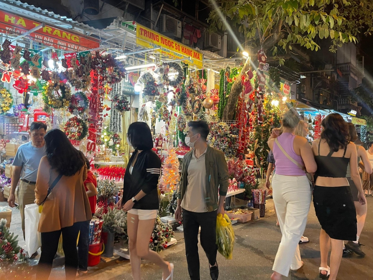 pre-christmas hustle and bustle hits hang ma street picture 2