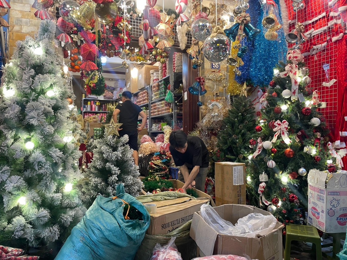 pre-christmas hustle and bustle hits hang ma street picture 5