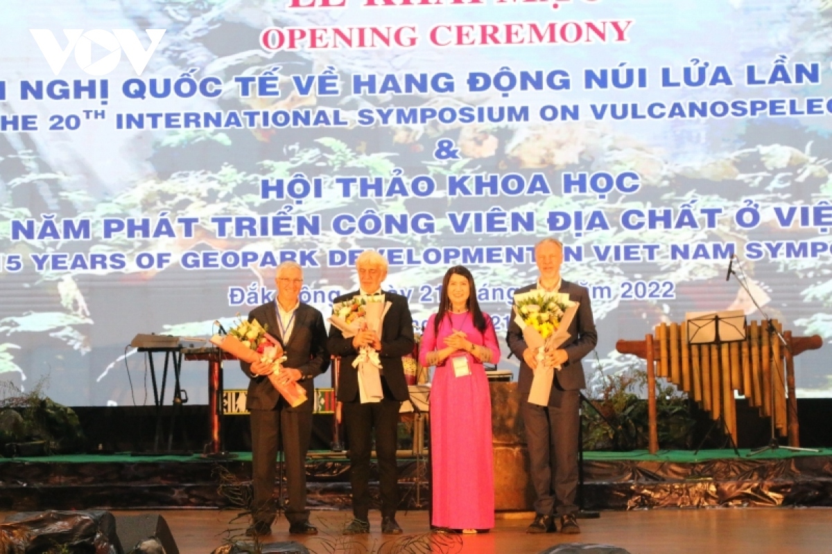 vietnam hosts int l symposium on volcanic caves picture 2