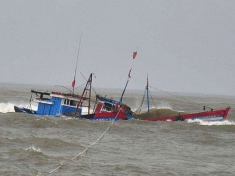 Một tàu cá bị chìm, 2 ngư dân mất tích