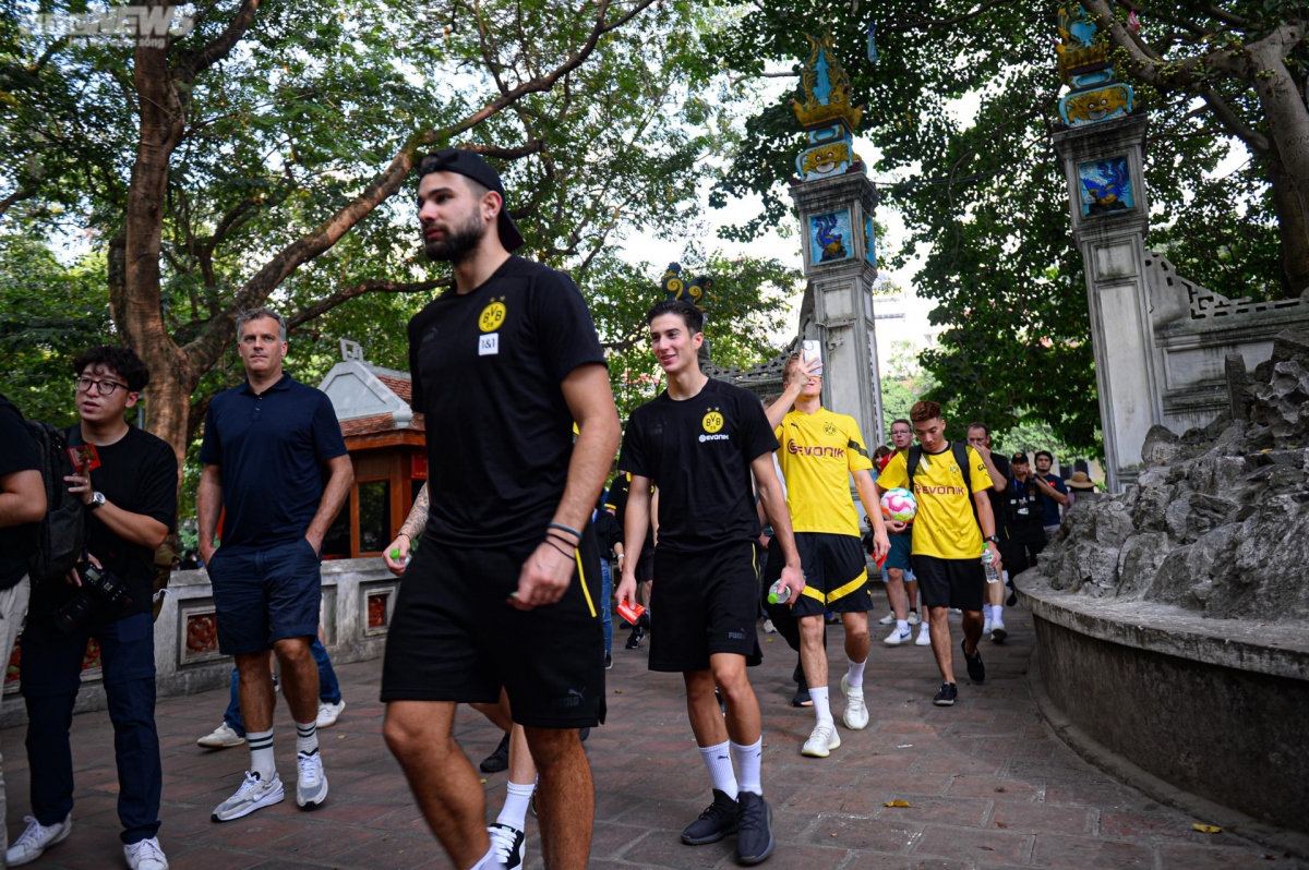 dortmund footballers excited to discover hanoi picture 5