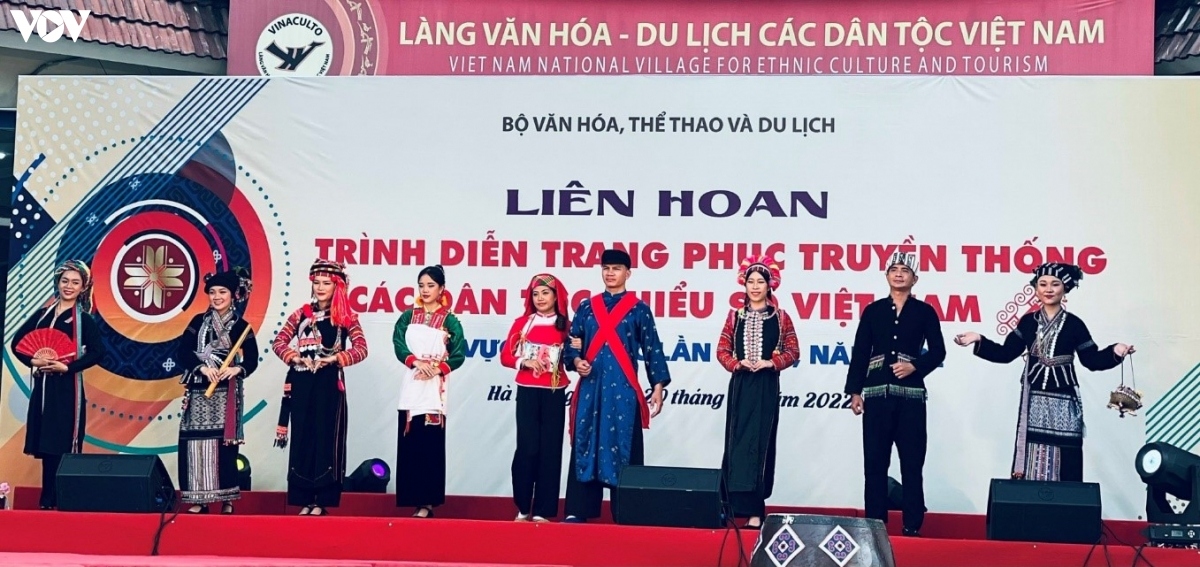 Da sac mau trang phuc truyen thong cac dan toc thieu so hinh anh 1