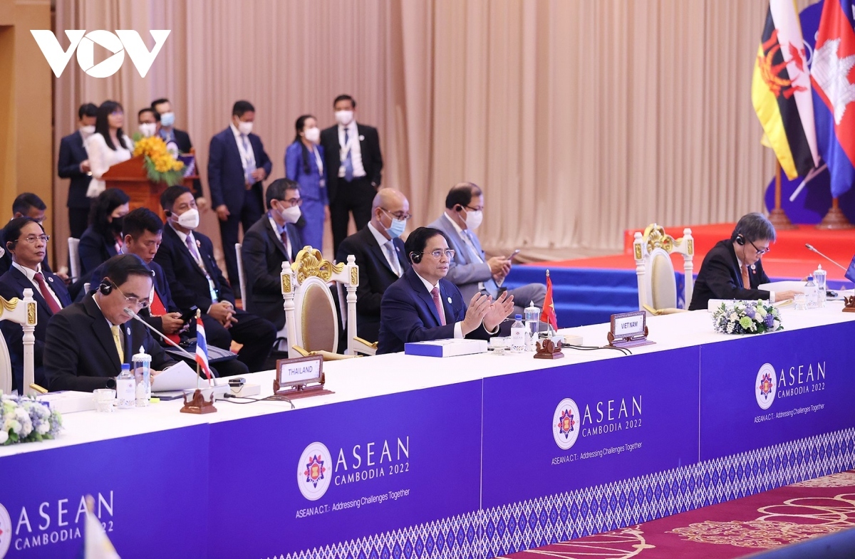 asean urged to stay active in responding to all challenges picture 2