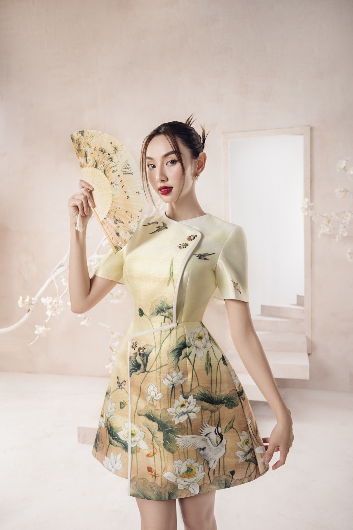 Hoa hậu Thùy Tiên bất ngờ hoá quý cô thanh lịch, kiêu sa