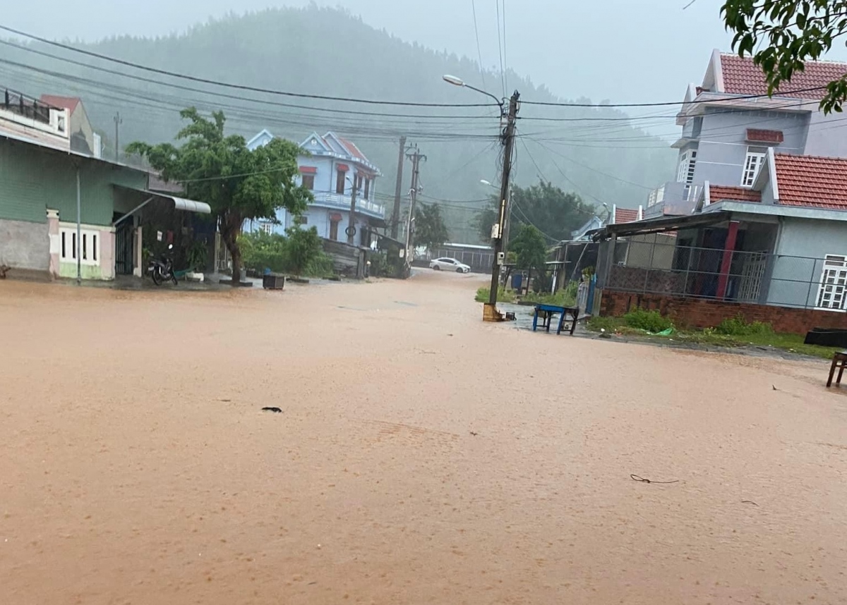 mua lon gay sat lo nhieu tuyen duong o tinh phu yen hinh anh 2