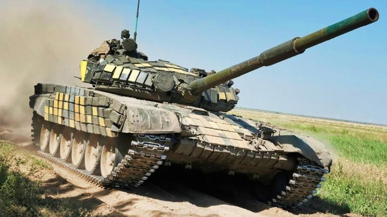 ukraine chuan bi tiep nhan 90 xe tang chien dau t-72b tu sec hinh anh 1