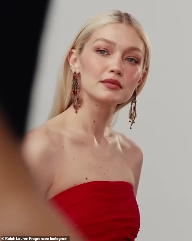 gigi hadid quyen ru trong video quang cao nuoc hoa hinh anh 4