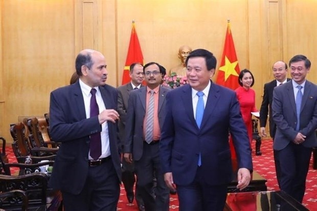 official receives new indian ambassador to vietnam picture 1