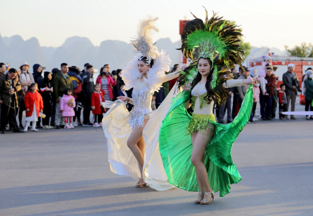 san sang cho carnaval mua dong ha long 2022 hinh anh 2