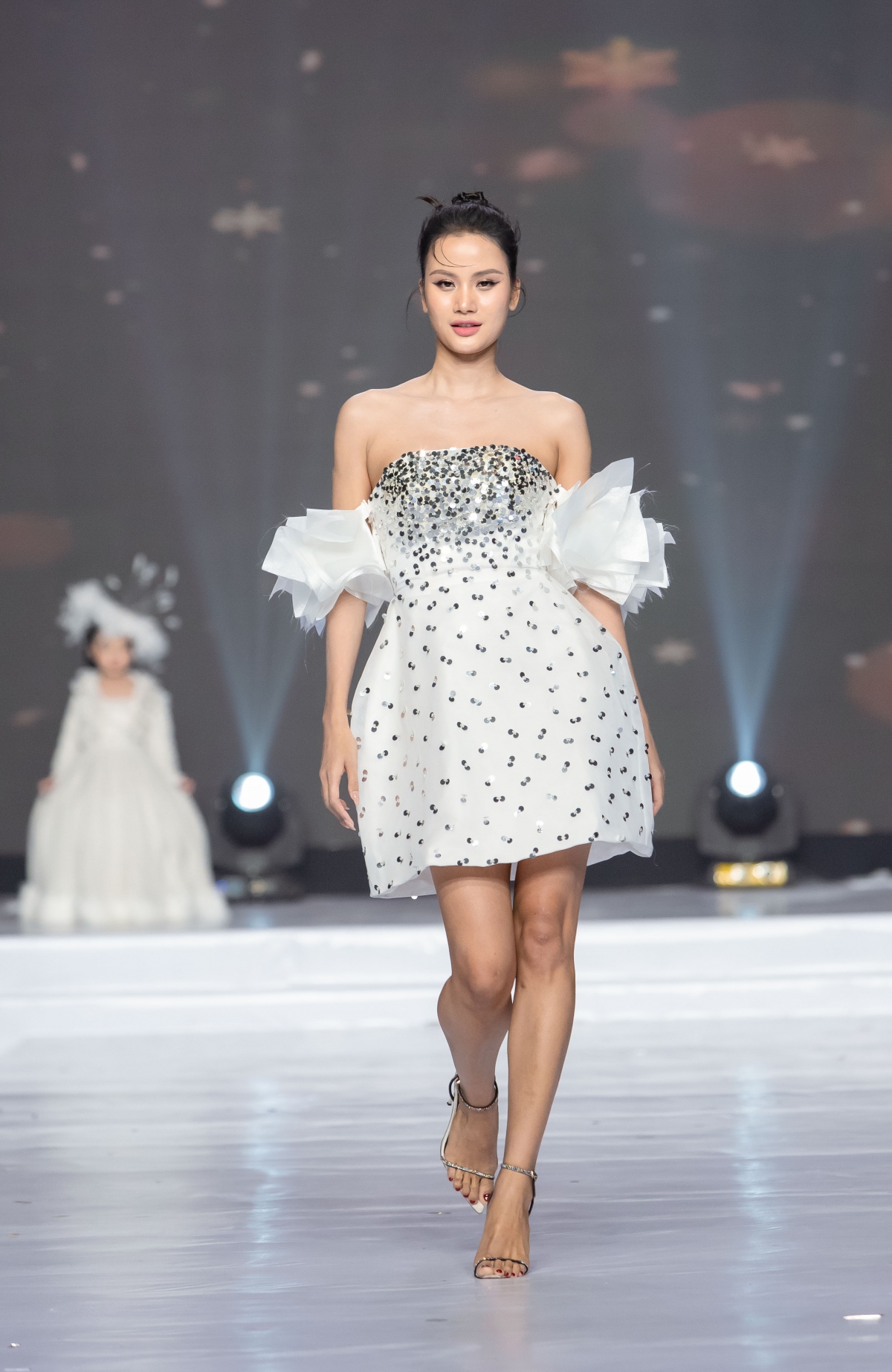 sieu mau bui quynh hoa, huong ly catwalk ket hop cung mau nhi hinh anh 4