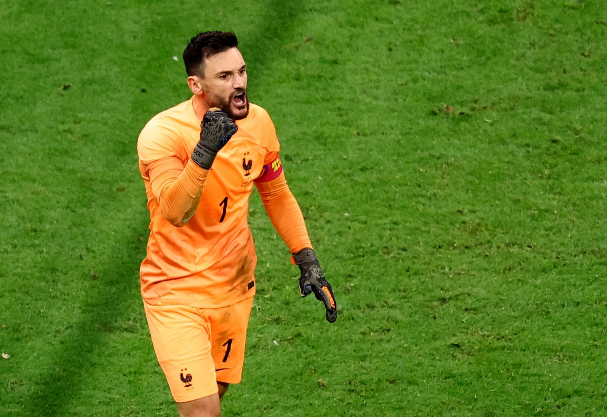 Hugo Lloris blows Ball