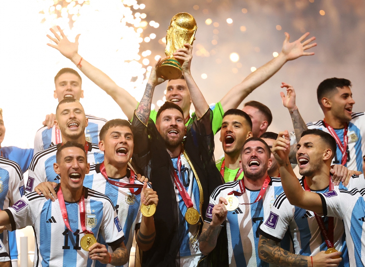khoanh khac messi va dan sao argentina nang cao cup vang world cup 2022 hinh anh 2