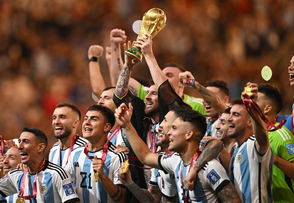 khoanh khac messi va dan sao argentina nang cao cup vang world cup 2022 hinh anh 1