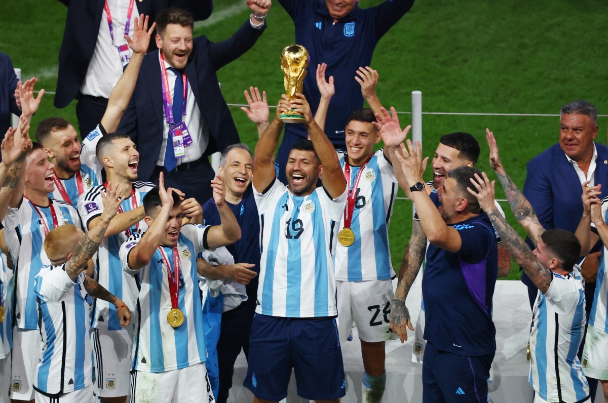 Khoảnh khắc Messi và dàn sao Argentina nâng cao cúp vàng World Cup ...