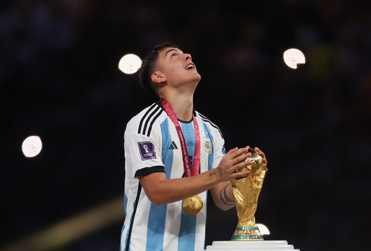 Khoảnh khắc Messi và dàn sao Argentina nâng cao cúp vàng World Cup ...