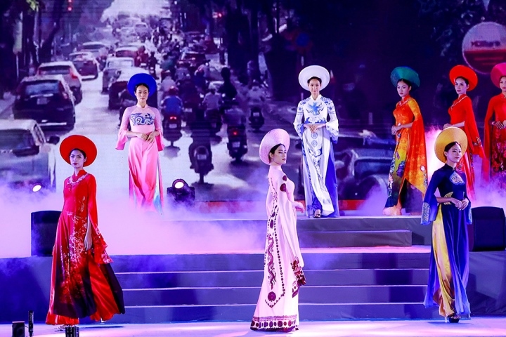 Vietnamese Ao Dai honoured at Hanoi festival