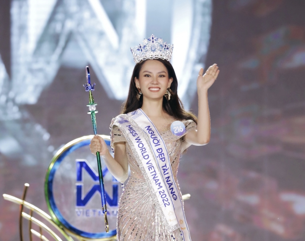 huynh thi thanh thuy khep lai nam ky luc voi 11 co gai len ngoi hoa hau o viet nam hinh anh 2