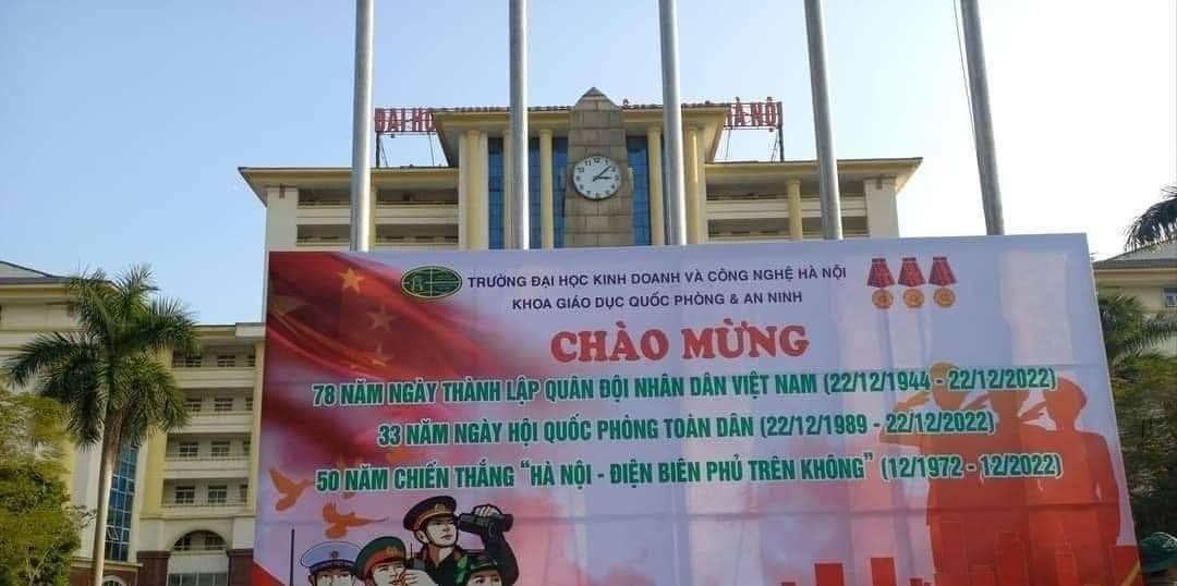 Dh kinh doanh va cong nghe dinh chi 2 can bo in nham co trung quoc tren pano hinh anh 1