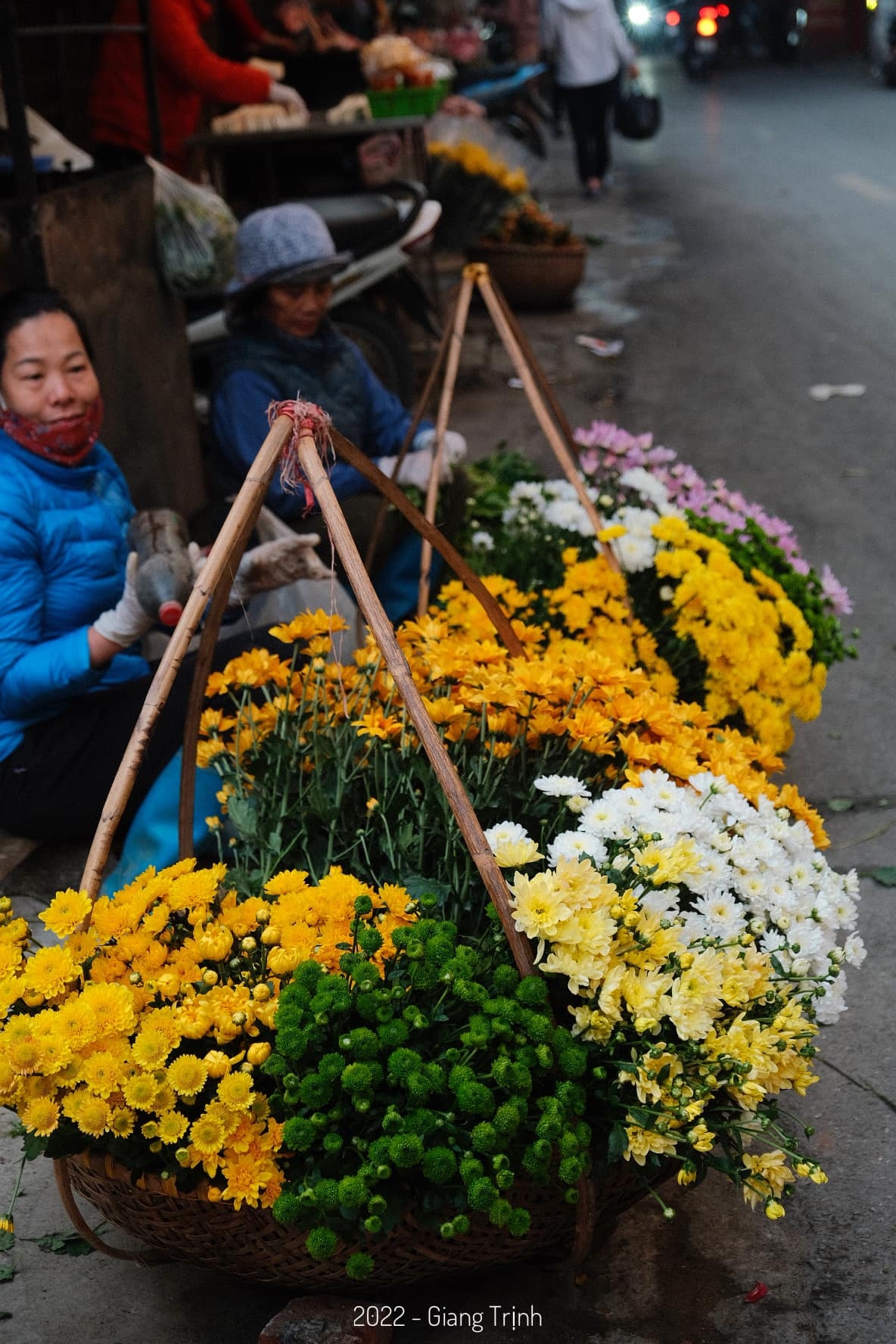 pho phuong ha noi ruc ro sac mau voi nhung ganh hang hoa hinh anh 6