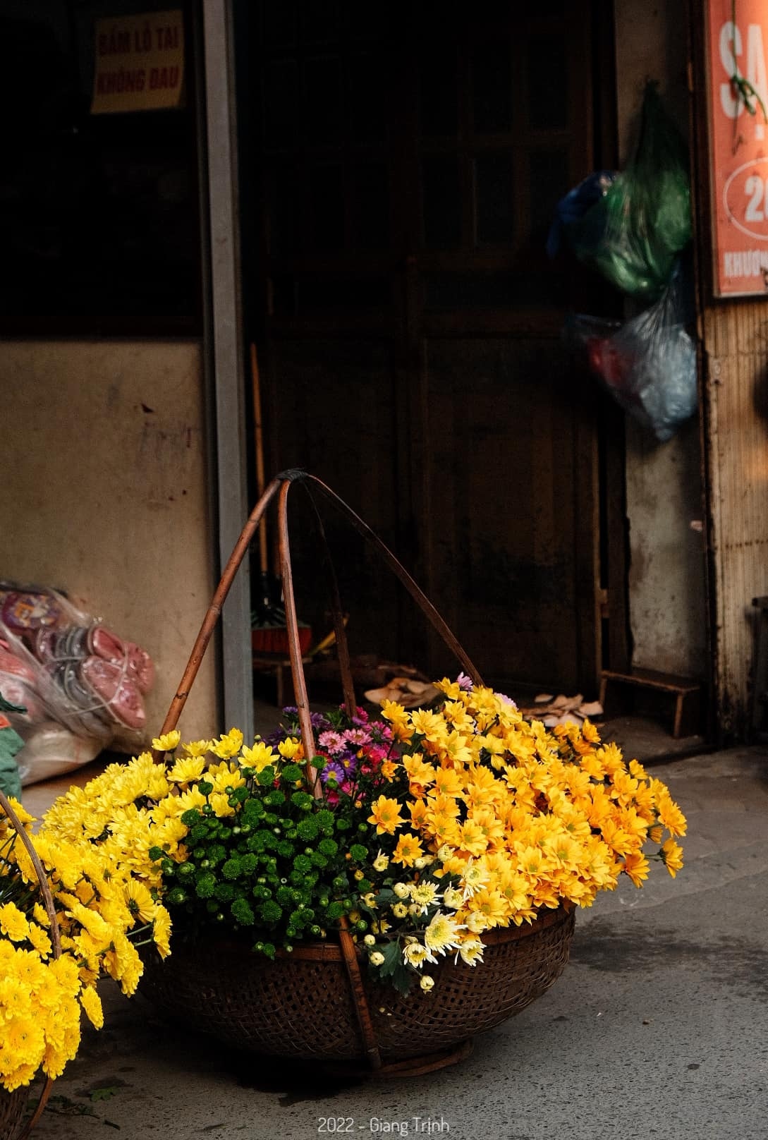 pho phuong ha noi ruc ro sac mau voi nhung ganh hang hoa hinh anh 8