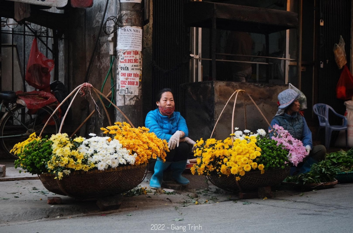 pho phuong ha noi ruc ro sac mau voi nhung ganh hang hoa hinh anh 1