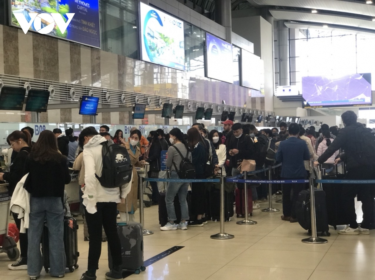noi bai int l airport bustling on first day of new year holiday picture 4