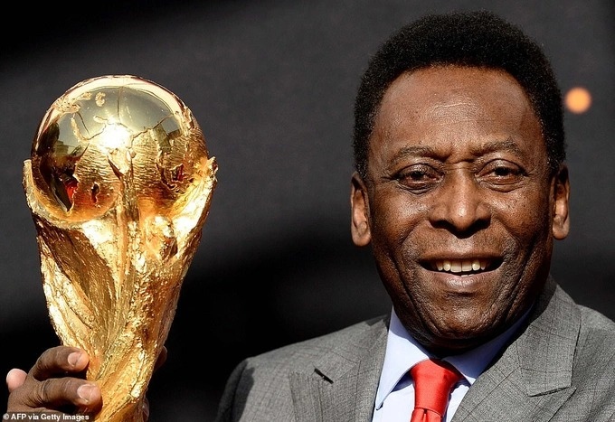 Huyền thoại bóng đá Pele cầm cúp vàng World Cup ở Paris, Pháp hồi năm 2014.