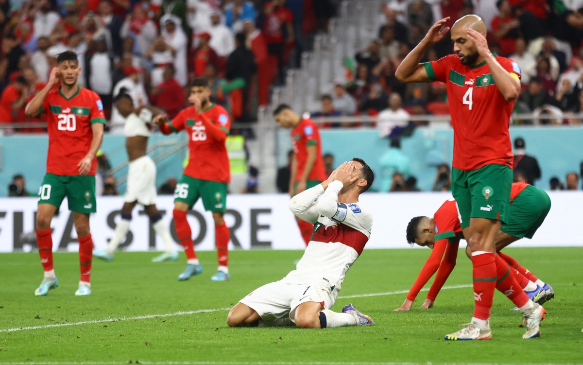 Ronaldo khóc nức nở khi Bồ Đào Nha bị loại, cầu thủ Morocco chạy ...