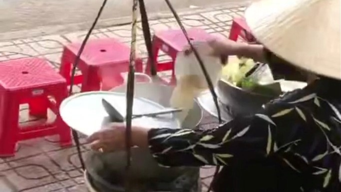 Xử phạt người bán hàng đổ thức ăn thừa vào nồi nước dùng