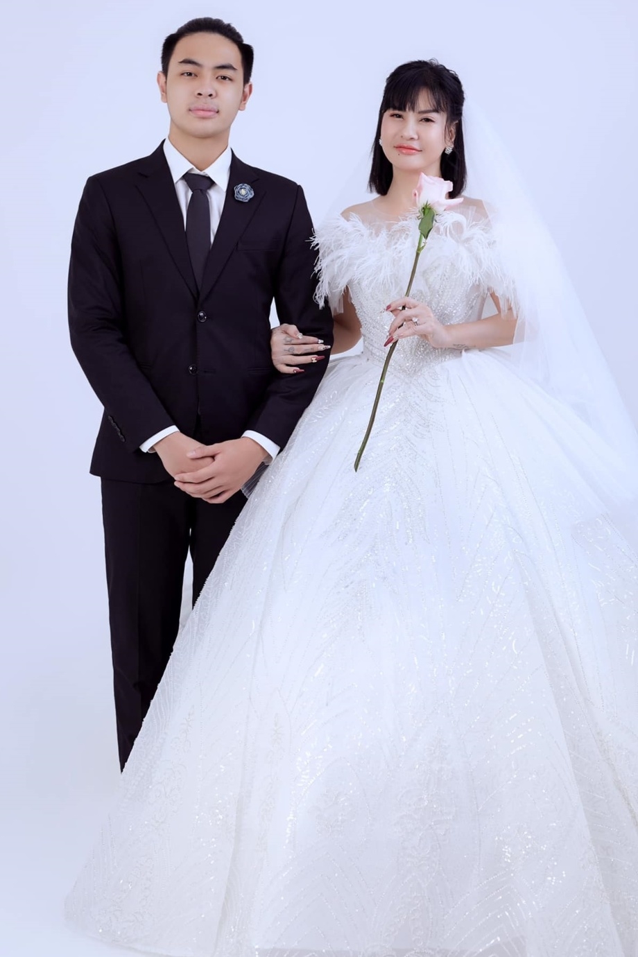 Chuyện showbiz: Cát Phượng khoe ảnh mặc váy cưới sau khi chia tay Kiều Minh Tuấn