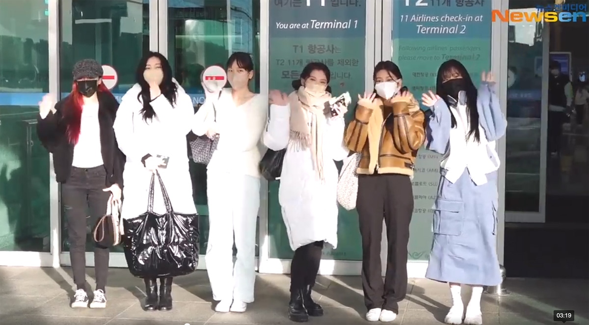 korea girl band momoland arrives in vietnam for performance picture 1