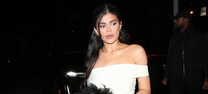 "Mẹ 2 con" Kylie Jenner diện đầm trễ vai nóng bỏng đi dự tiệc