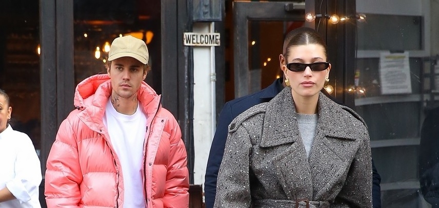 Justin Bieber diện áo hồng nổi bật, vui vẻ đi chơi cùng bà xã Hailey Baldwin