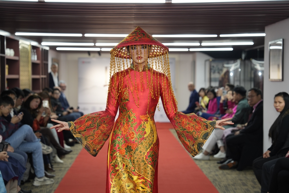 italian designer modernises vietnamese dress ao dai picture 5