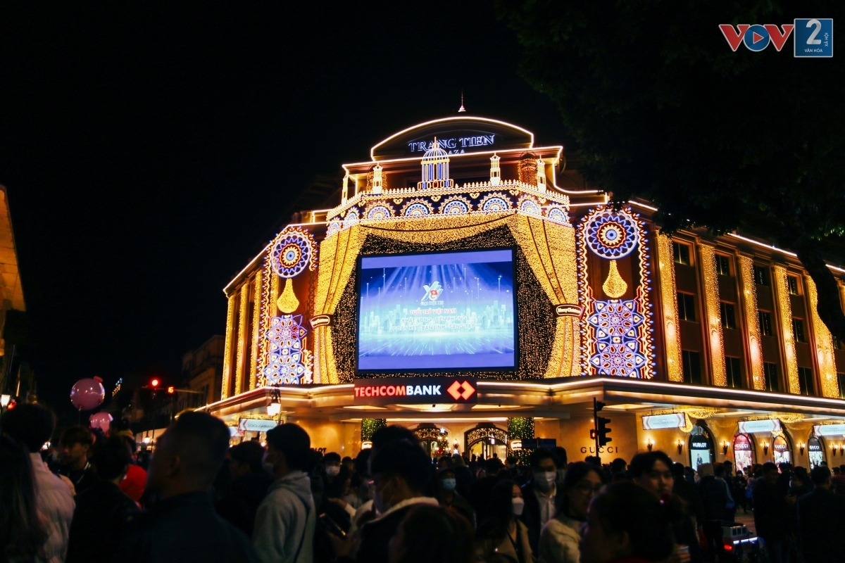 streets of hanoi increasingly busy in buildup to christmas picture 11