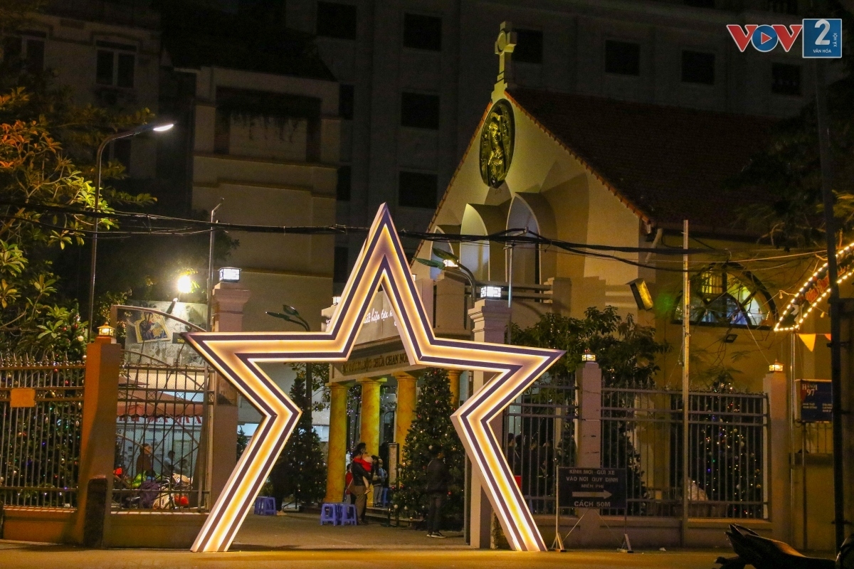 streets of hanoi increasingly busy in buildup to christmas picture 12