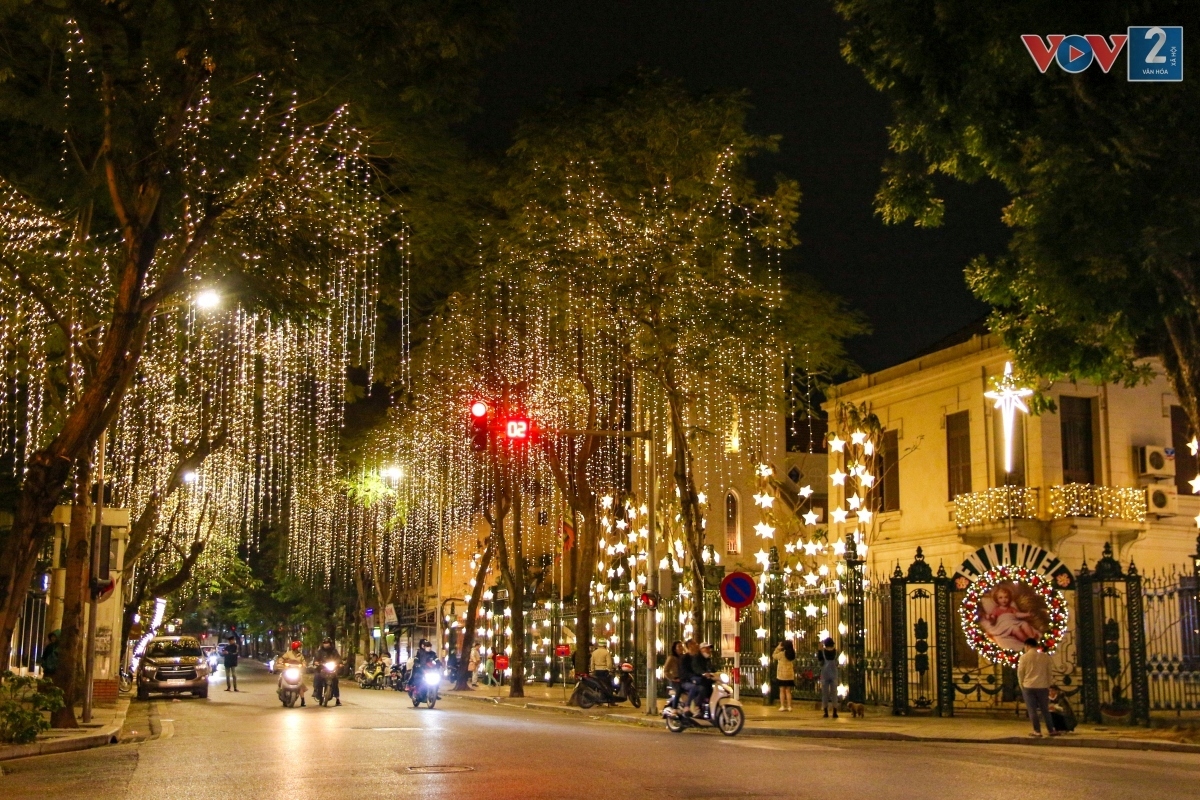 streets of hanoi increasingly busy in buildup to christmas picture 5