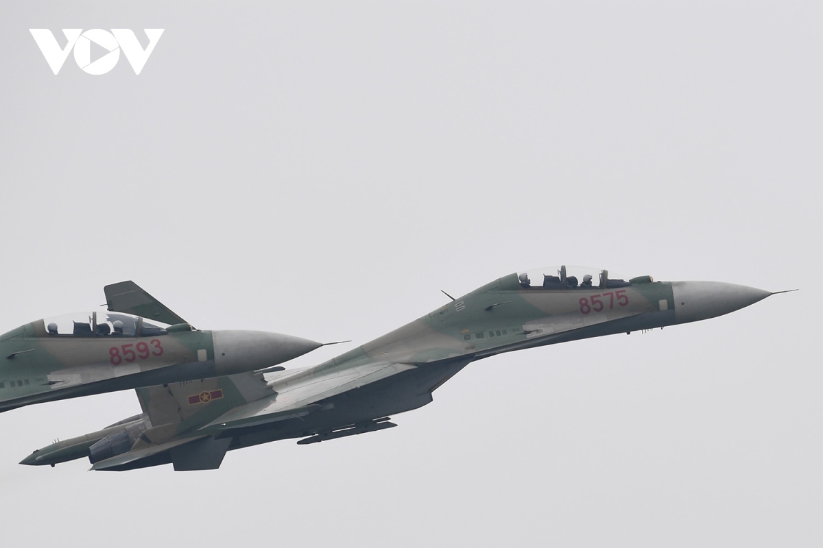 impressive performance of su-30mk2 fighters at vietnam defence 2022 picture 10