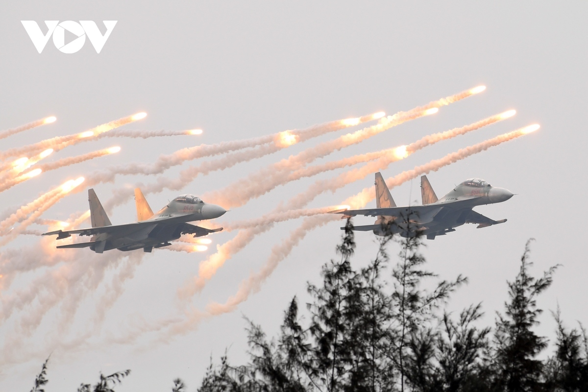 impressive performance of su-30mk2 fighters at vietnam defence 2022 picture 11