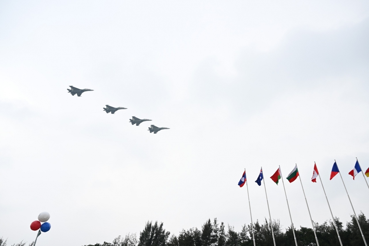 impressive performance of su-30mk2 fighters at vietnam defence 2022 picture 4